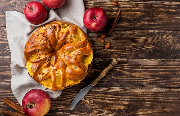Вкусный свежий яблочный пирог на деревянном фоне