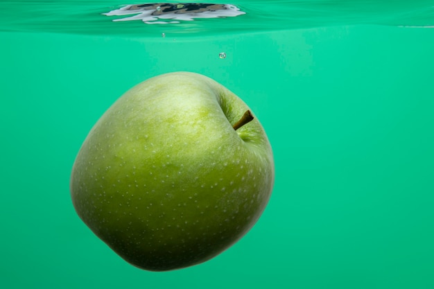 水中のおいしい新鮮なリンゴ