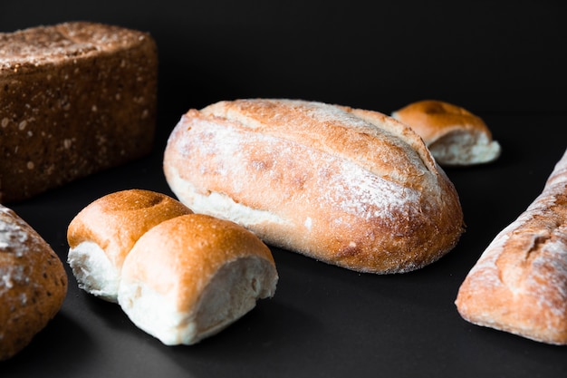 Vista frontale deliziosa del pane fresco