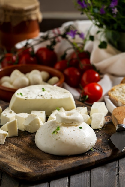 Foto gratuita deliziosa composizione di formaggi freschi