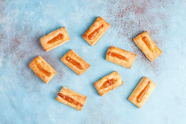 Deliziosi biscotti freschi con marmellata sopra.