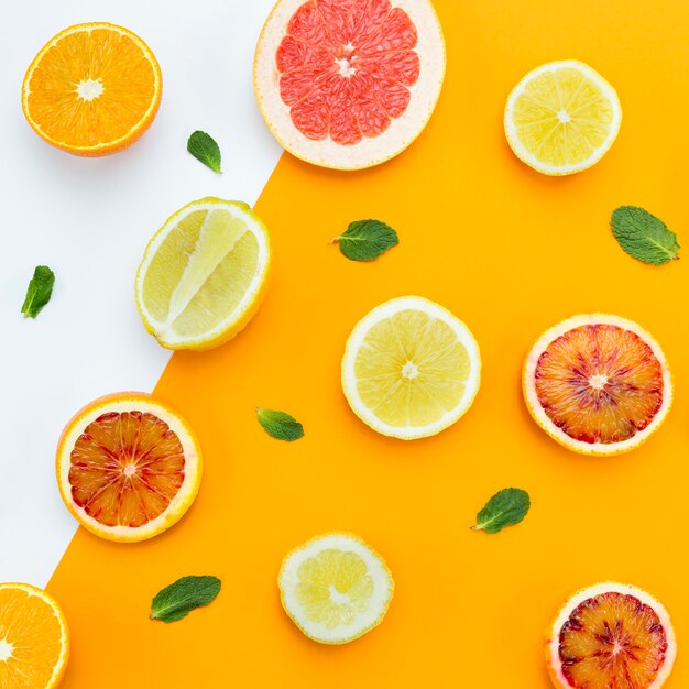 柑橘系の果物と葉のおいしい新鮮なカットスライス