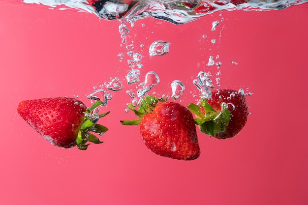 Free photo delicious fresh strawberry in water