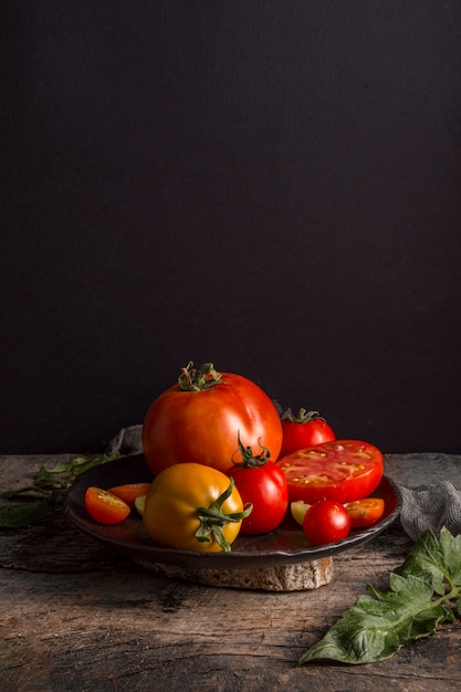 접시 높은 각도에 맛있는 신선한 토마토
