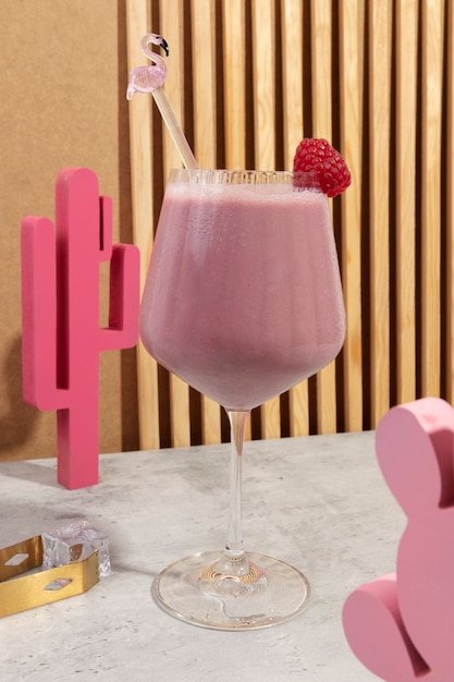 Free photo delicious fruity daiquiri cocktail with raspberry