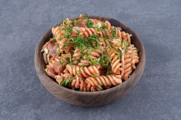 나무 그릇에 맛 있는 fusilli 파스타입니다.