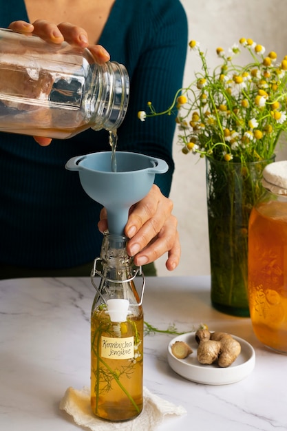 Бесплатное фото Натюрморт из бутылок вкусного имбирного чайного гриба