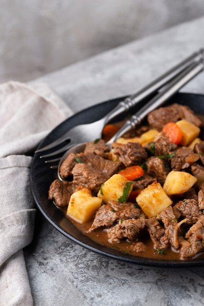 Foto gratuita delizioso gulasch pronto per la cena