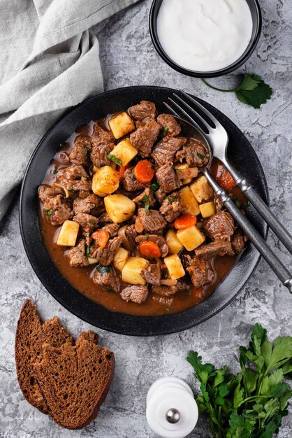 Foto gratuita delizioso gulasch pronto per la cena