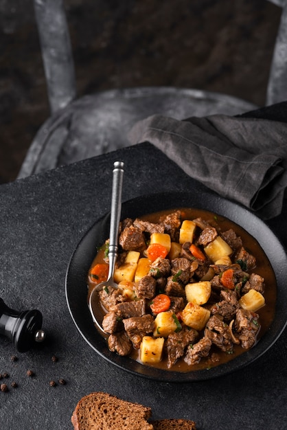 Foto gratuita delizioso gulasch pronto per la cena