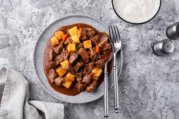 Delizioso gulasch pronto per la cena