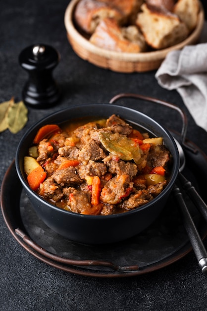 Foto gratuita delizioso gulasch pronto per la cena