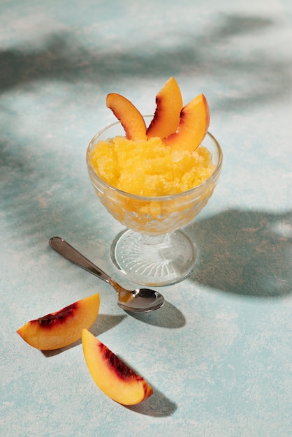 Delizioso dessert di granita con pesca ad angolo alto