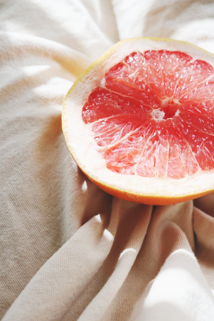 Free Photo delicious grapefruit on a cloth