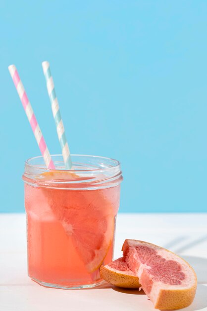 Вкусный грейпфрутовый сок готов к употреблению