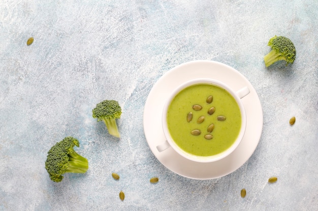 Zuppa di crema di broccoli fatta in casa verde deliziosa.