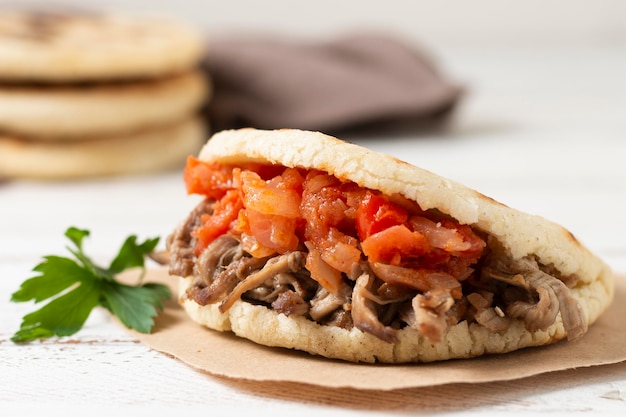 Foto gratuita deliziose arepas alla griglia con carne