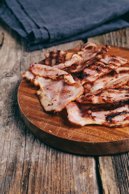 Foto gratuita deliziosa pancetta alla griglia