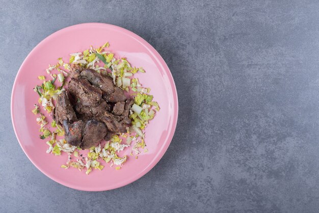 분홍색 접시에 맛있는 구운 케밥.