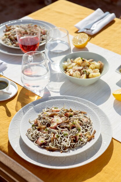 맛있는 gulas 접시 배열