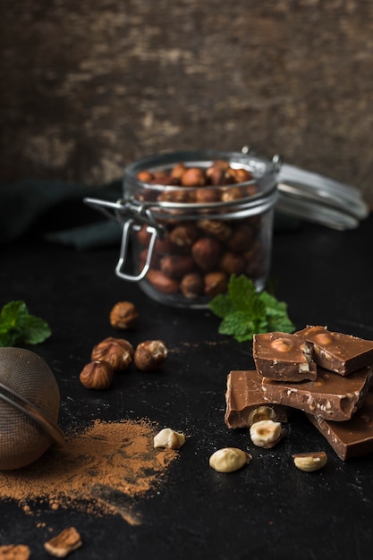 Foto gratuita delizioso cioccolato alla nocciola pronto per essere servito