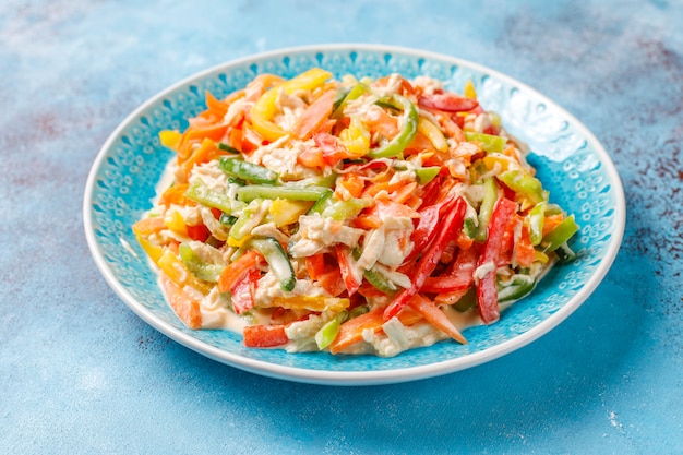 Free photo delicious healthy bell pepper salad with chicken,top view