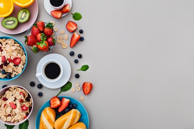 Free photo delicious healthy breakfast with copyspace