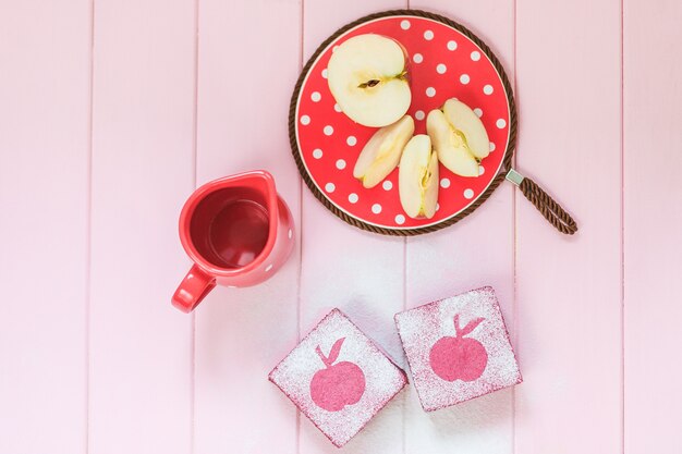 カラント、リンゴから作られたおいしい健康フルーツスクエアケーキ。