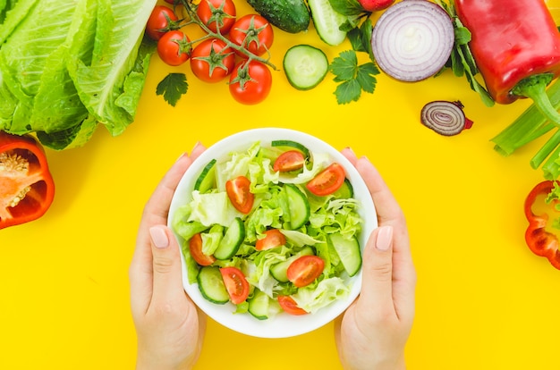 Foto gratuita insalata di lattuga deliziosa e sana