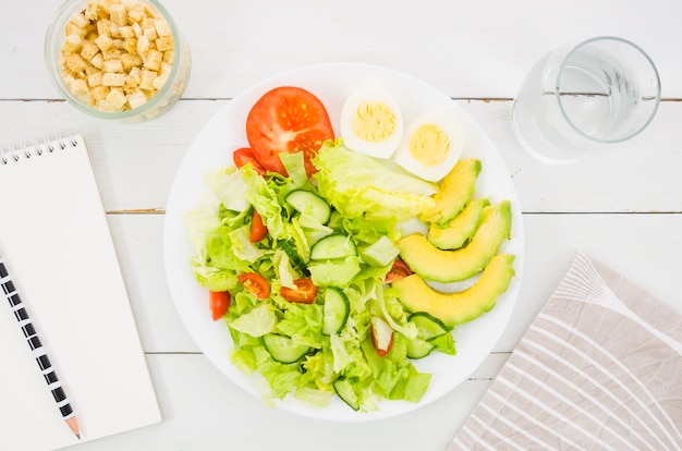 Foto gratuita insalata di lattuga deliziosa e sana