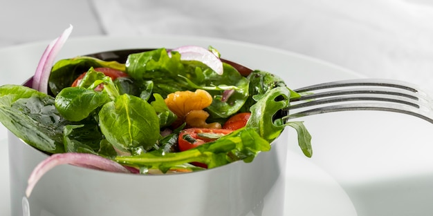 Вкусный полезный салат в миске