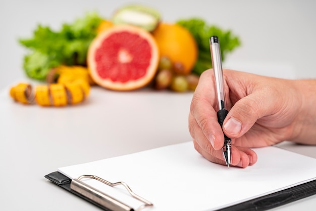 Foto gratuita scrittura sana deliziosa della donna e dello spuntino