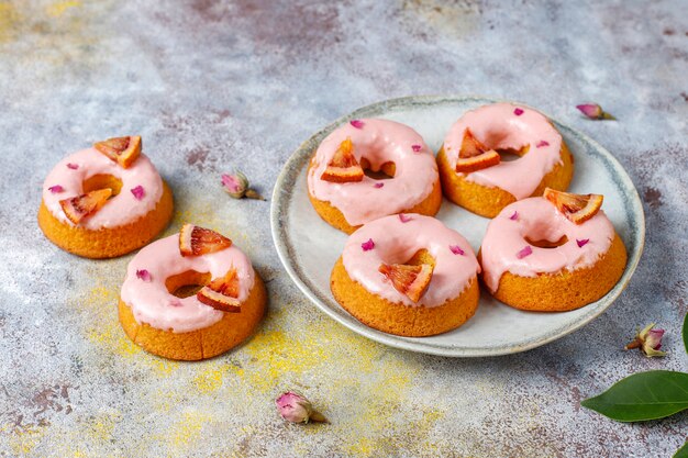 Вкусные домашние кроваво-оранжевые глазури пончики.