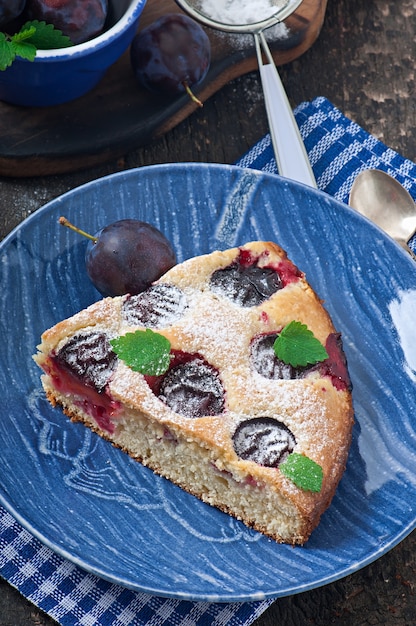 Free photo delicious homemade cake with plums