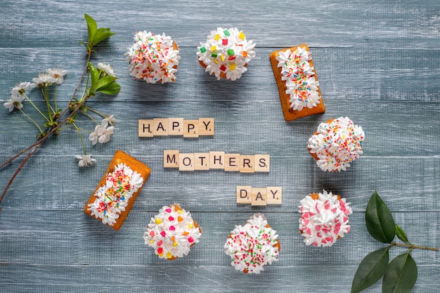 Вкусные домашние кексы с различными кроплениями и словами happy mother day