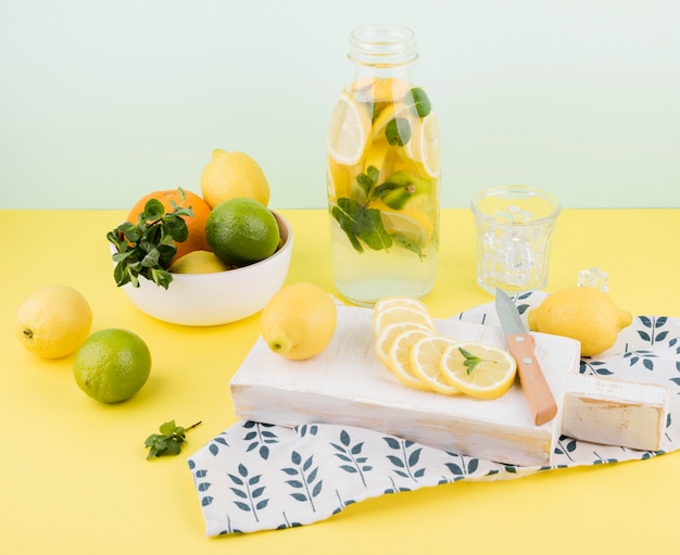 Вкусный домашний лимонад готов к употреблению