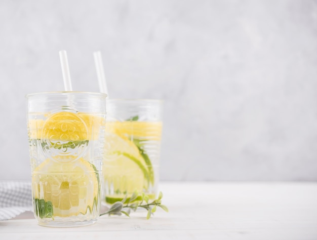 Foto gratuita deliziosa limonata fatta in casa sul tavolo