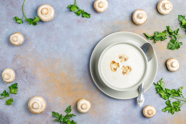 Zuppa di crema di funghi fatta in casa deliziosa, vista dall'alto