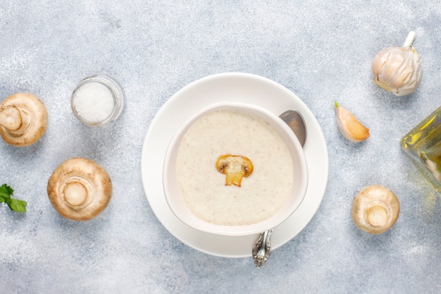Foto gratuita deliziosa zuppa di crema di funghi fatta in casa