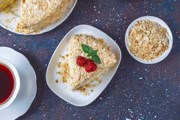 Foto gratuita deliziosa torta napoleone fatta in casa, vista dall'alto