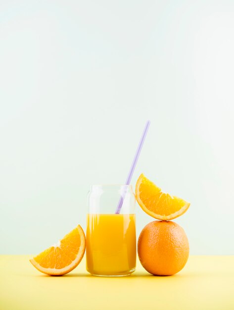コピースペースとおいしい自家製オレンジジュース