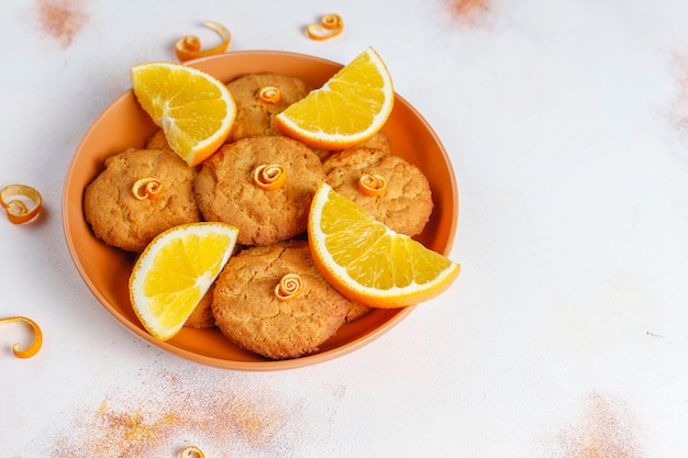 Бесплатное фото Вкусное домашнее печенье с апельсиновой цедрой.