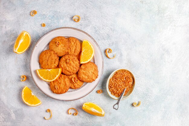 Бесплатное фото Вкусное домашнее печенье с апельсиновой цедрой.