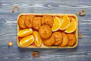 Foto gratuita deliziosi biscotti fatti in casa alla scorza d'arancia.