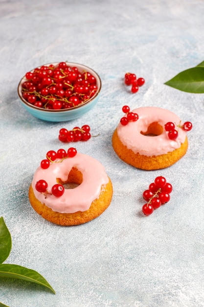 Free photo delicious homemade red currant glaze donuts.