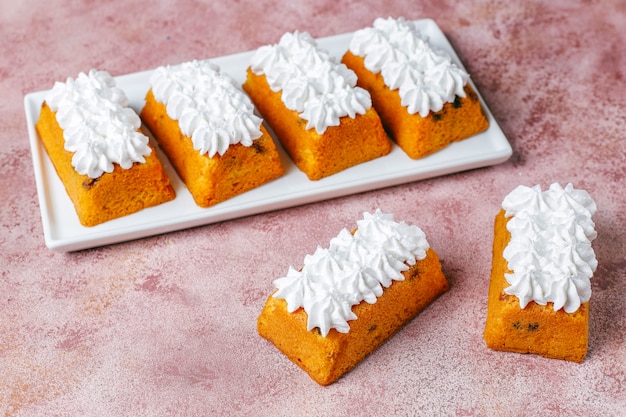 Foto gratuita deliziose torte di frutta fatte in casa, torte all'uvetta