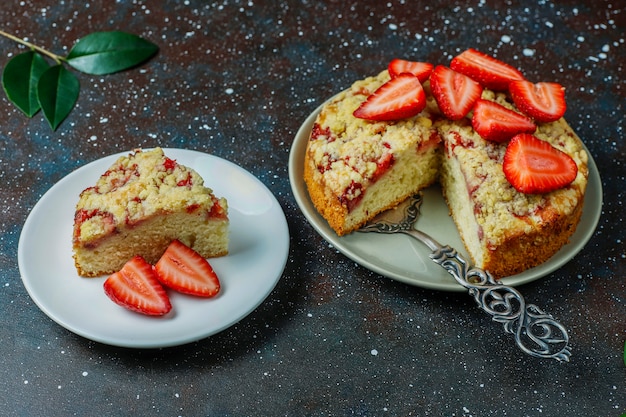 Torta fatta in casa deliziosa della briciola della fragola con le fette fresche della fragola