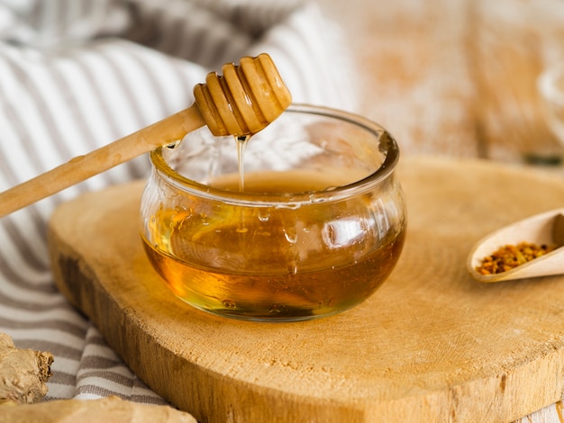 Вкусный мед в миске