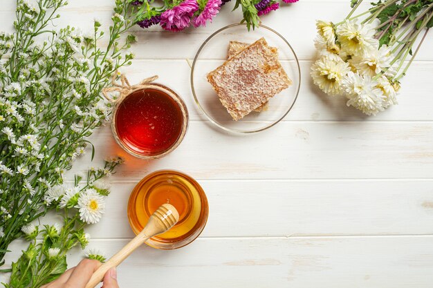 Вкусный мед на белой деревянной поверхности