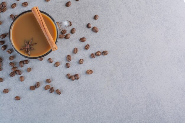 石の背景においしいホットコーヒーとコーヒー豆。